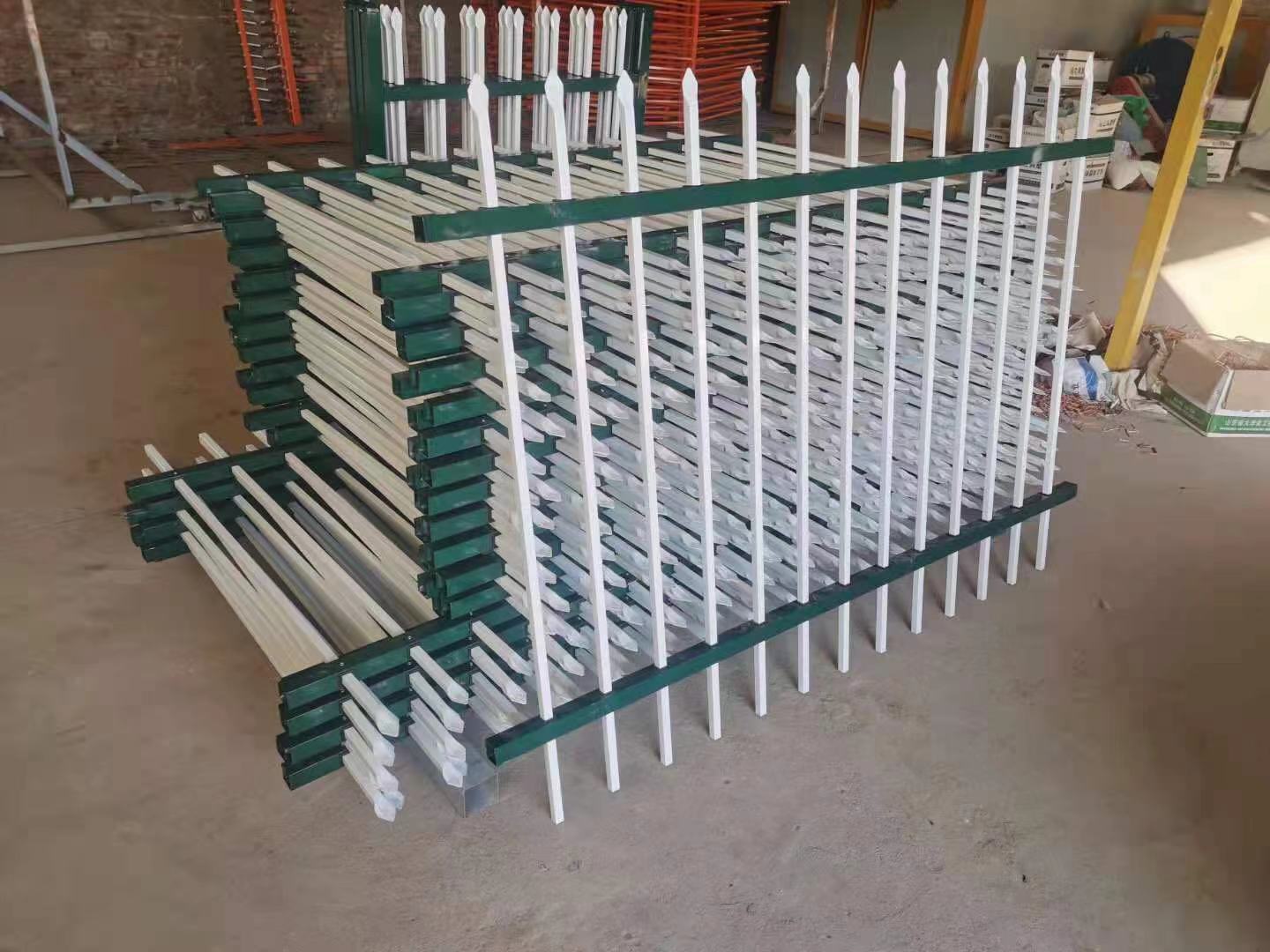 鋅鋼護(hù)欄供工廠(chǎng)圍墻使用款式眾多，歡迎選購(gòu)